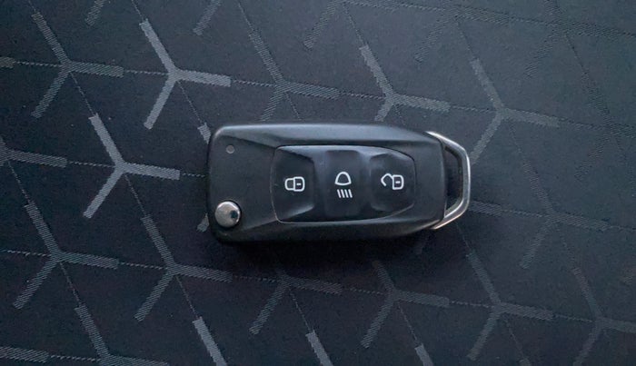 2022 Tata NEXON XM SUNROOF PETROL, Petrol, Manual, 21,703 km, Key Close Up