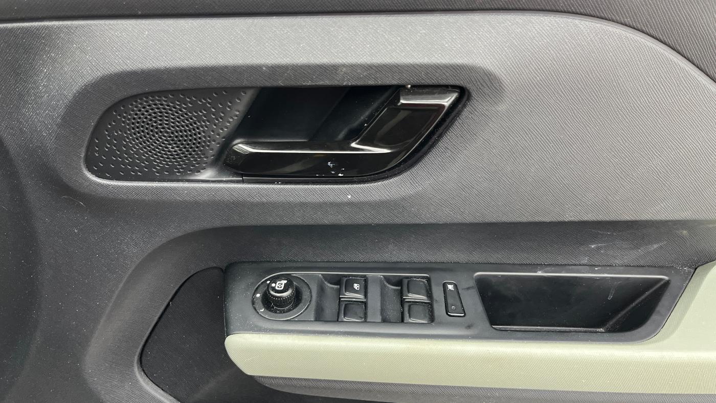 2023 Tata PUNCH  ACCOMPLISHED AMT CAMO EDITION, Petrol, Automatic, 32,159 km, Driver Side Door Panels Control