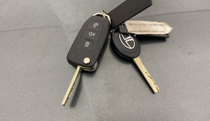 2024 Tata ALTROZ XM PLUS CNG, CNG, Manual, 37,548 km, Key Close Up