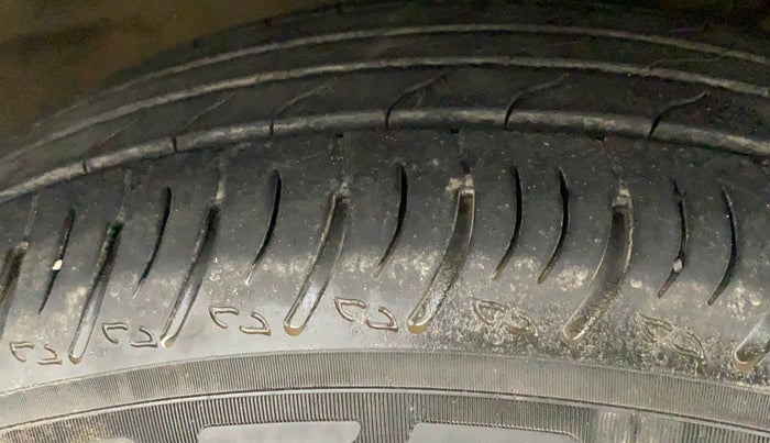 2022 Maruti XL6 ALPHA AT, Petrol, Automatic, 29,106 km, Right Front Tyre Tread
