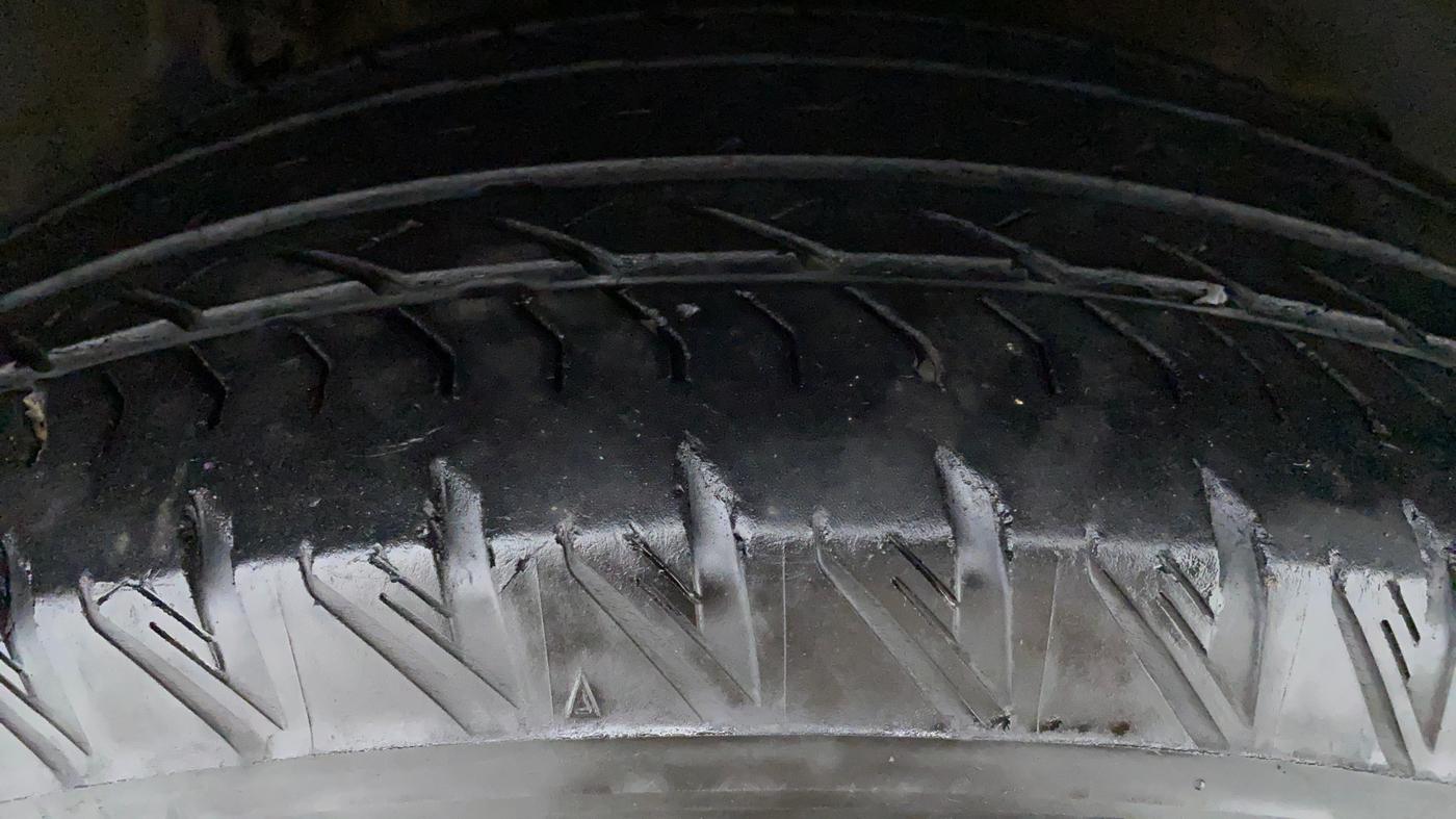 2019 Mahindra XUV500 W11 (O), Diesel, Manual, 47,952 km, Right Front Tyre Tread