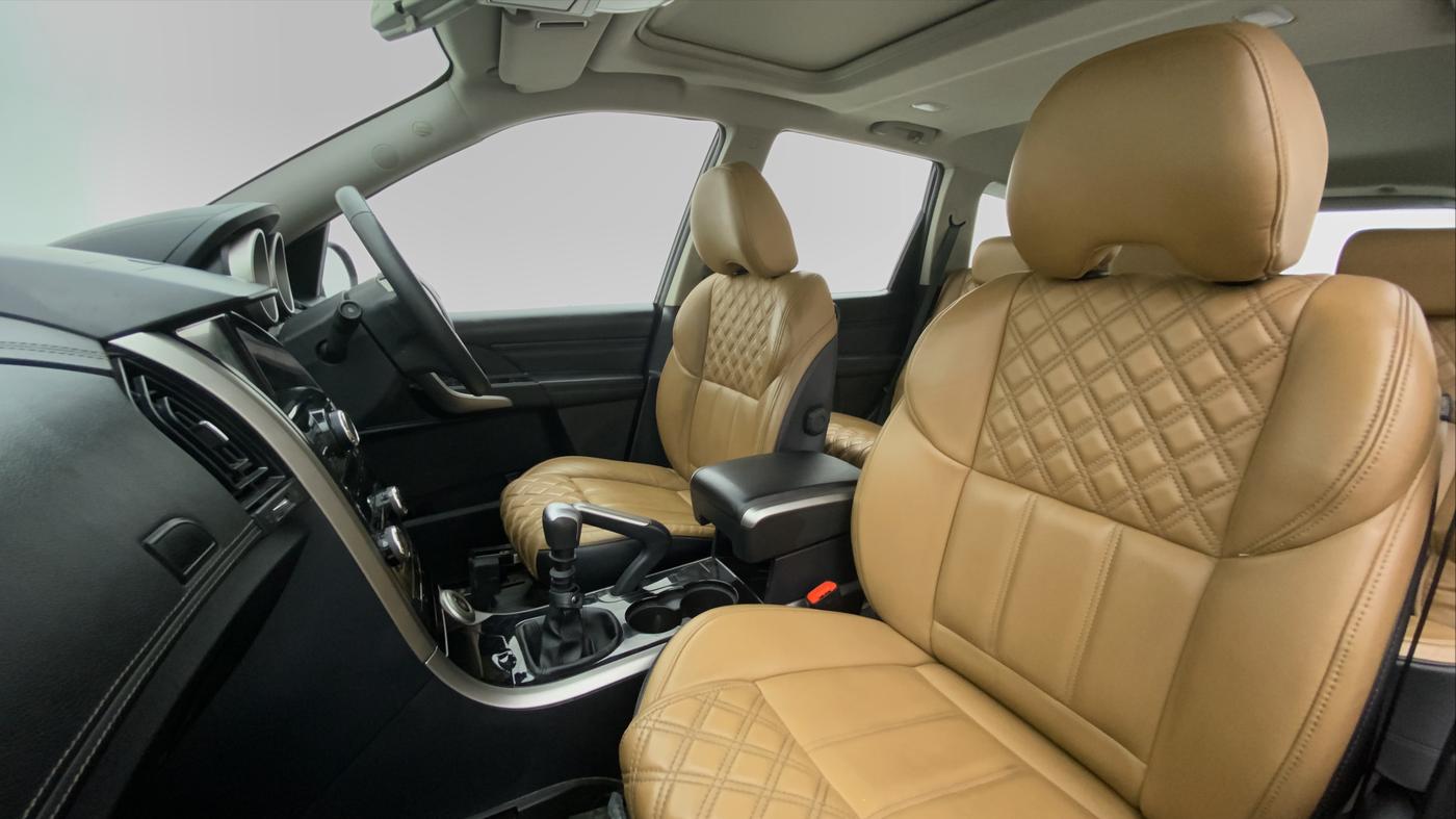 2019 Mahindra XUV500 W11 (O), Diesel, Manual, 47,952 km, Right Side Front Door Cabin