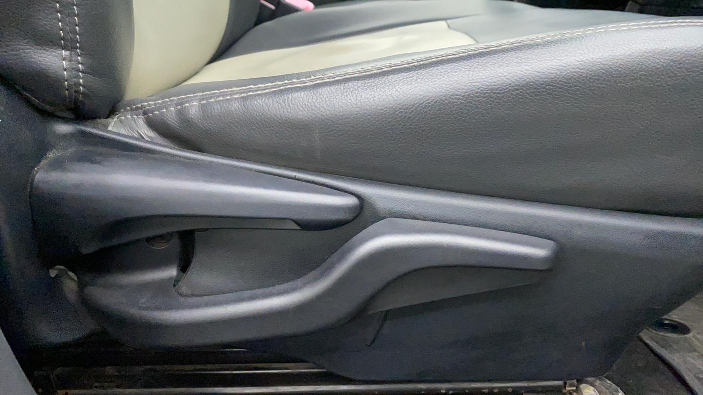 2013 Toyota Etios Liva G, Petrol, Manual, Driver Side Adjustment Panel