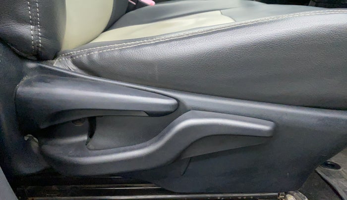 2013 Toyota Etios Liva G, Petrol, Manual, Driver Side Adjustment Panel