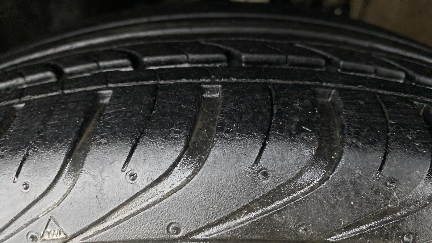 2015 Skoda Rapid ELEGANCE 1.6 MPFI AT, Petrol, Automatic, 20,456 km, Left Front Tyre Tread