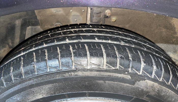 2017 Maruti Swift VXI, Petrol, Manual, 74,732 km, Left Front Tyre Tread