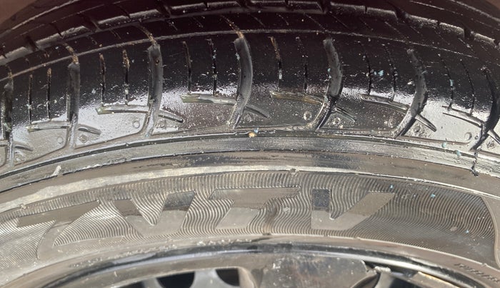 2015 Hyundai Verna FLUIDIC 1.6 CRDI EX, Diesel, Manual, 1,08,808 km, Right Front Tyre Tread