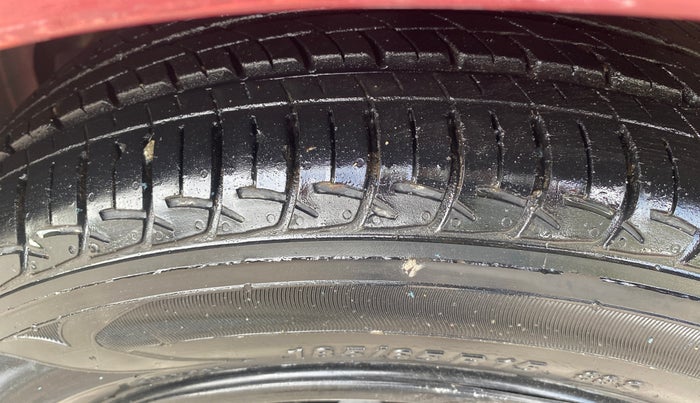 2015 Hyundai Verna FLUIDIC 1.6 CRDI EX, Diesel, Manual, 1,08,808 km, Left Front Tyre Tread