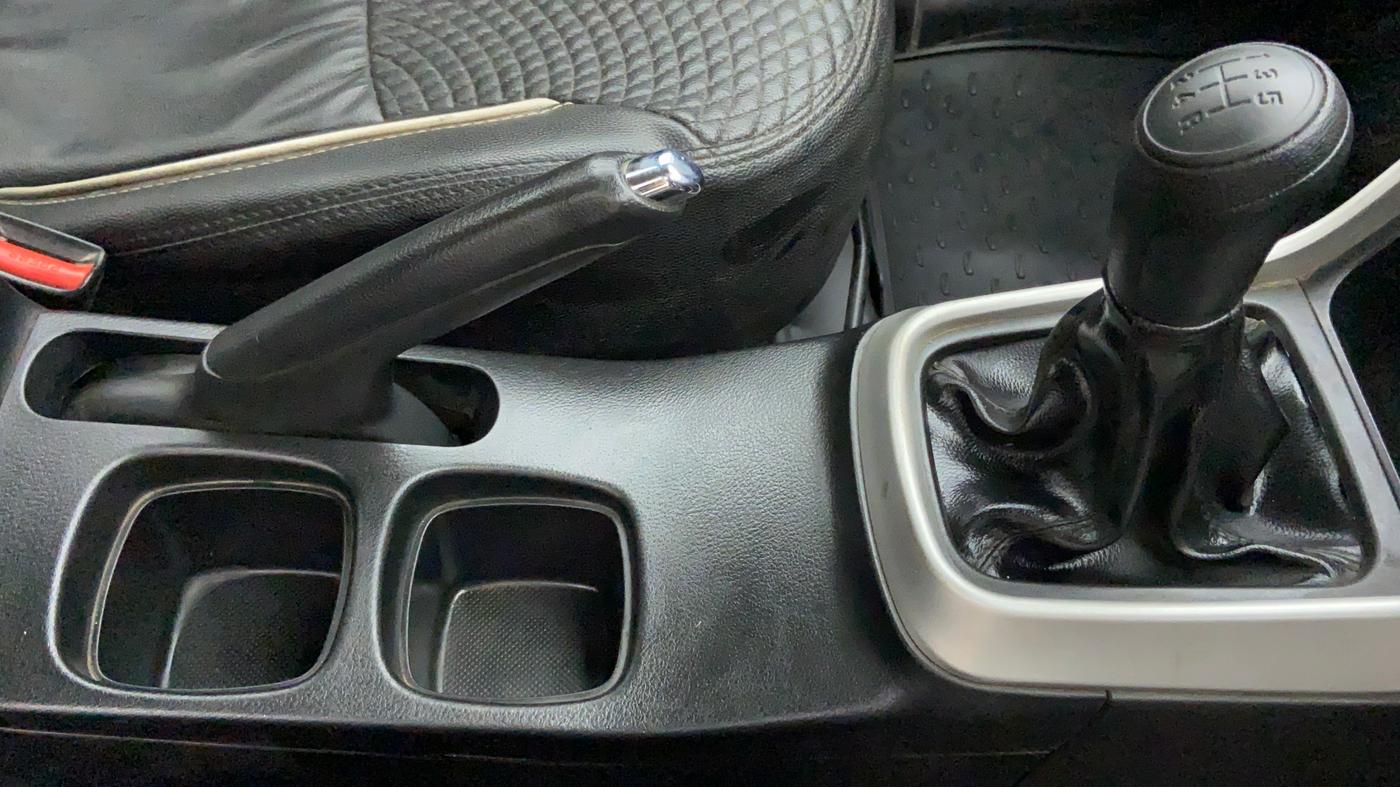 2015 Maruti S Cross ZETA 1.3, Diesel, Manual, 1,21,314 km, Gear Lever