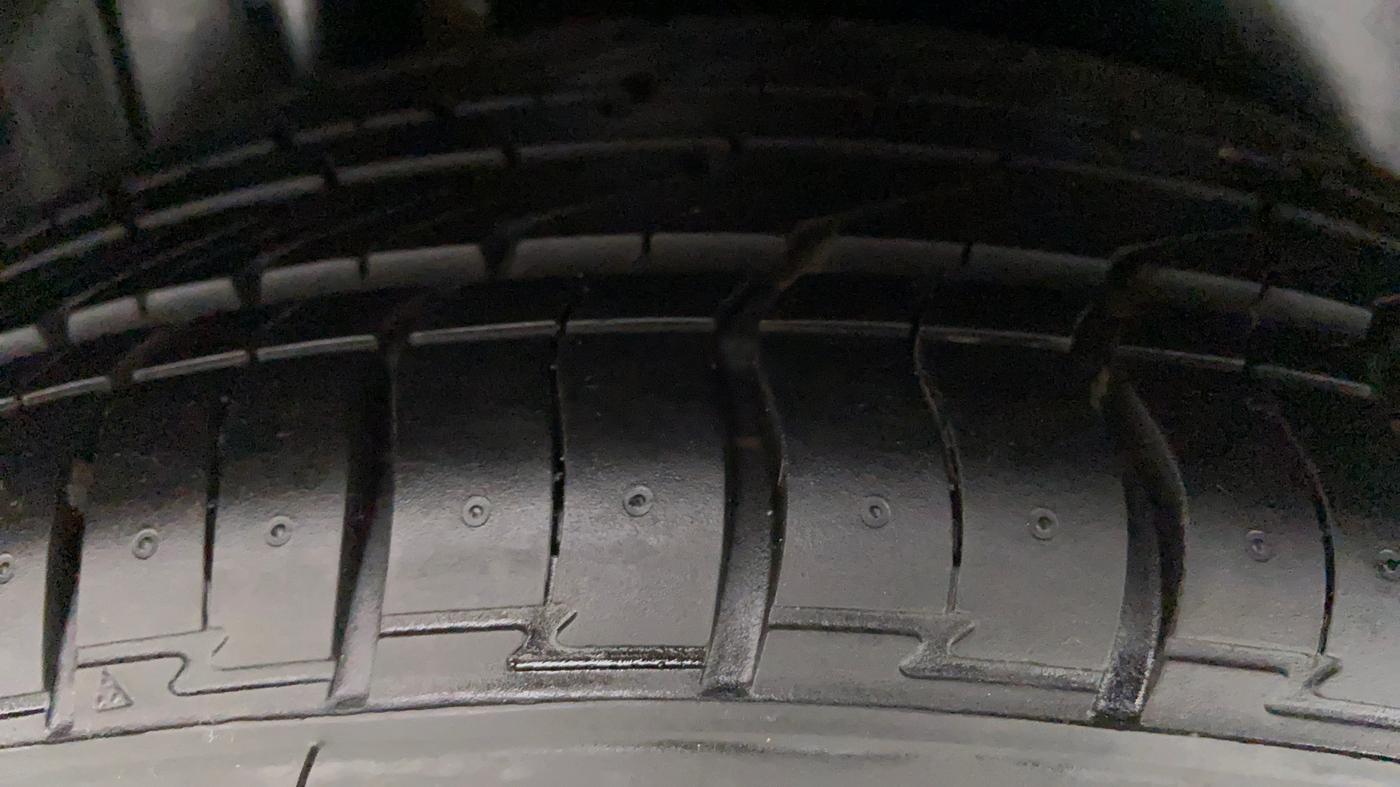 2015 Maruti S Cross ZETA 1.3, Diesel, Manual, 1,21,314 km, Right Rear Tyre Tread
