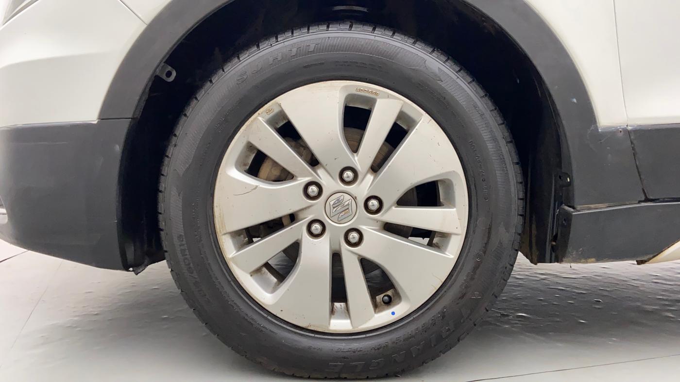 2015 Maruti S Cross ZETA 1.3, Diesel, Manual, 1,21,314 km, Left Front Wheel