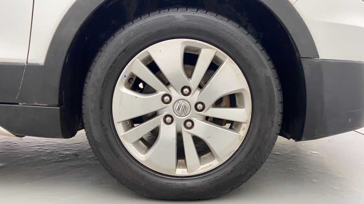 2015 Maruti S Cross ZETA 1.3, Diesel, Manual, 1,21,314 km, Right Front Wheel