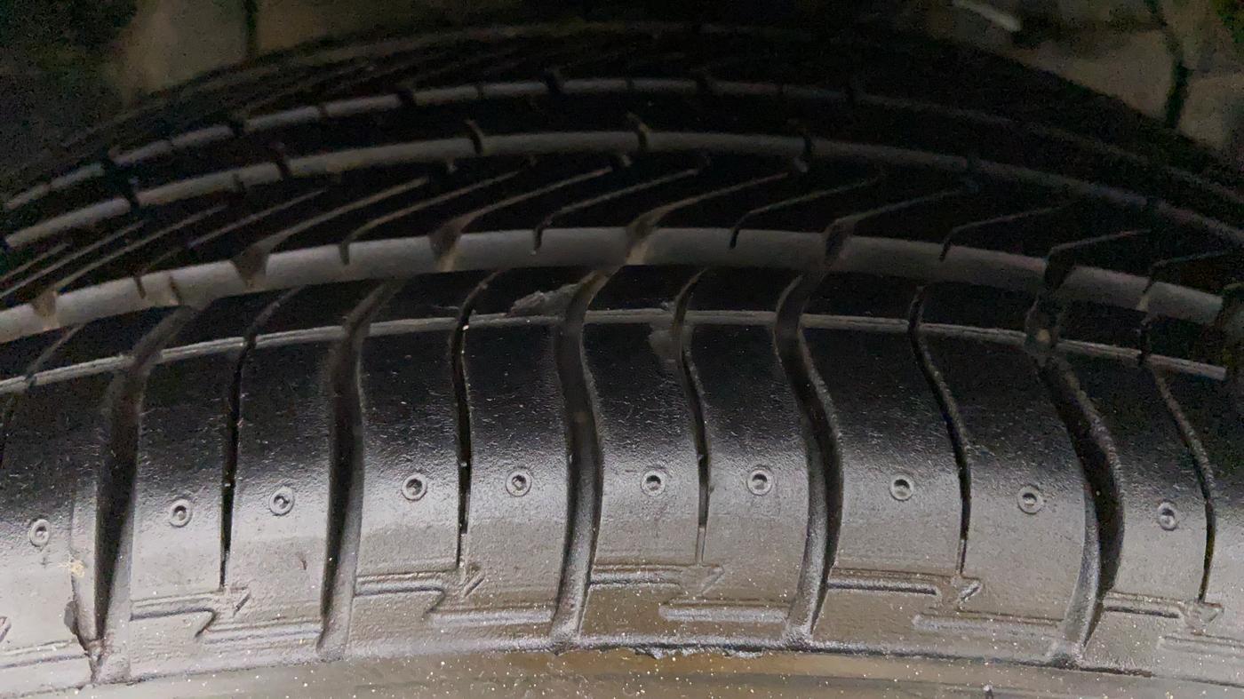 2015 Maruti S Cross ZETA 1.3, Diesel, Manual, 1,21,314 km, Right Front Tyre Tread