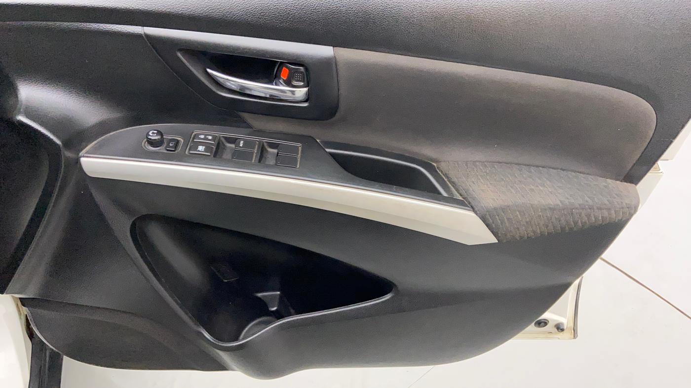 2015 Maruti S Cross ZETA 1.3, Diesel, Manual, 1,21,314 km, Driver Side Door Panels Control