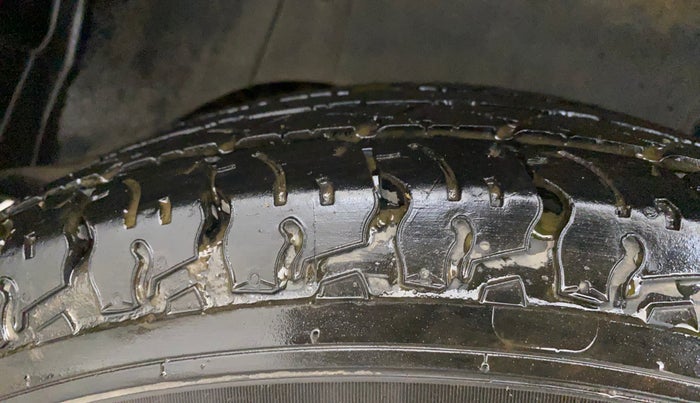 2015 Mahindra TUV300 T8, Diesel, Manual, 51,720 km, Right Rear Tyre Tread