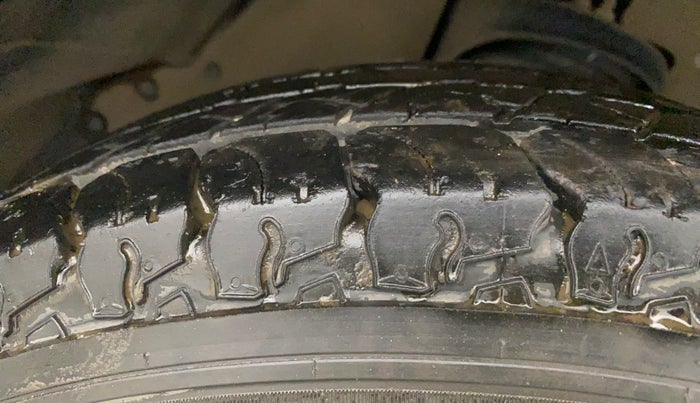 2015 Mahindra TUV300 T8, Diesel, Manual, 51,720 km, Right Front Tyre Tread