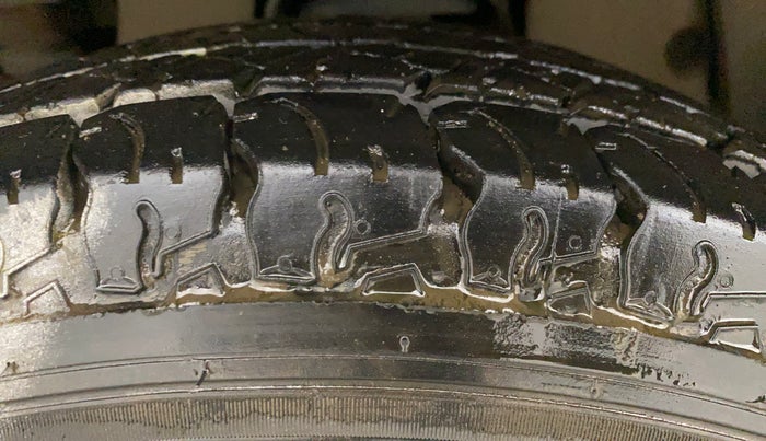 2015 Mahindra TUV300 T8, Diesel, Manual, 51,720 km, Left Front Tyre Tread