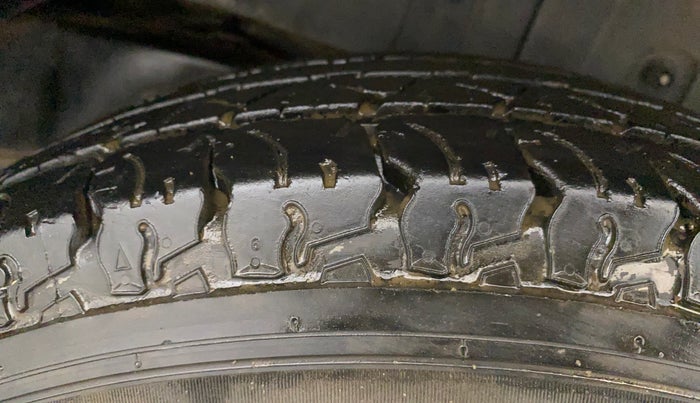 2015 Mahindra TUV300 T8, Diesel, Manual, 51,720 km, Left Rear Tyre Tread