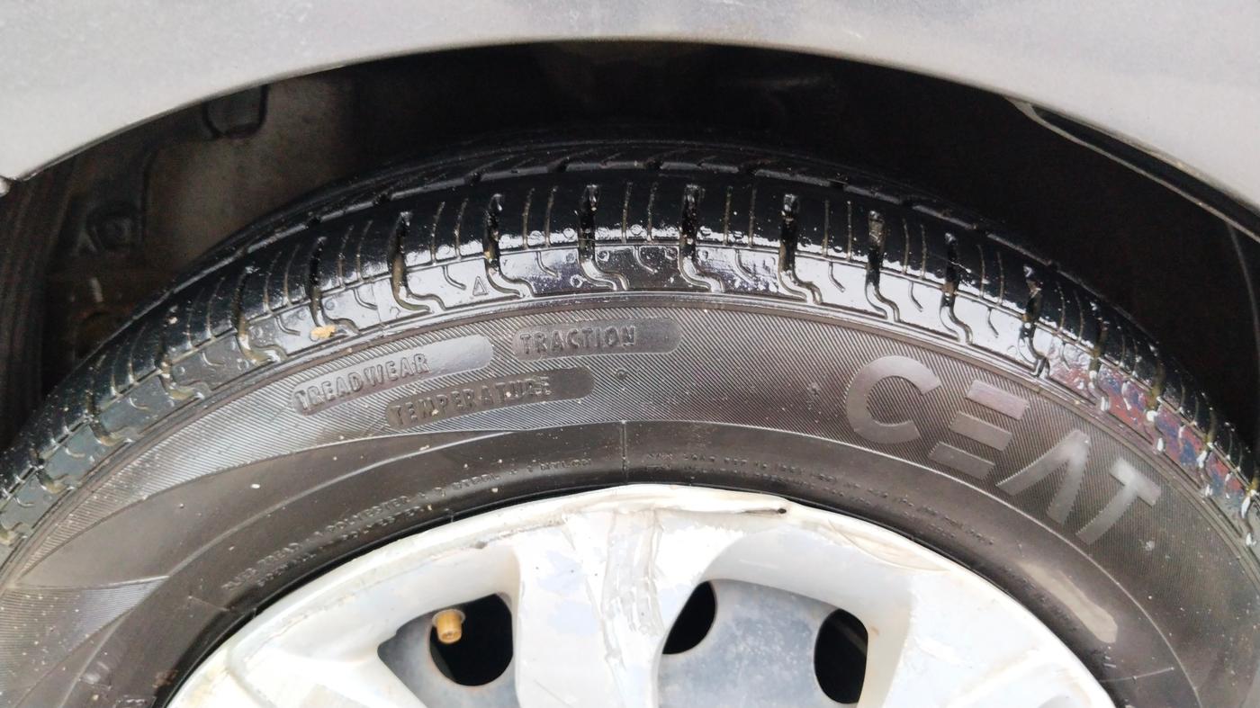 2017 Hyundai Eon MAGNA +, Petrol, Manual, 33,993 km, Left Front Tyre Tread