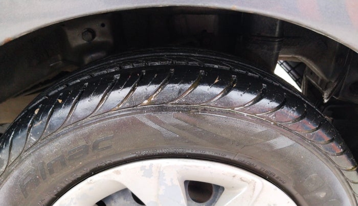 2017 Hyundai Eon MAGNA +, Petrol, Manual, 33,978 km, Left Rear Tyre Tread