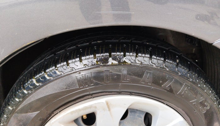 2017 Hyundai Eon MAGNA +, Petrol, Manual, 33,978 km, Right Front Tyre Tread