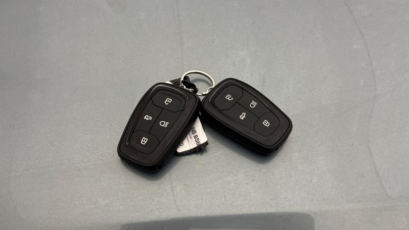 2024 Tata PUNCH CREATIVE AMT 1.2 RTN DUAL TONE, Petrol, Automatic, 3,786 km, Key Close Up
