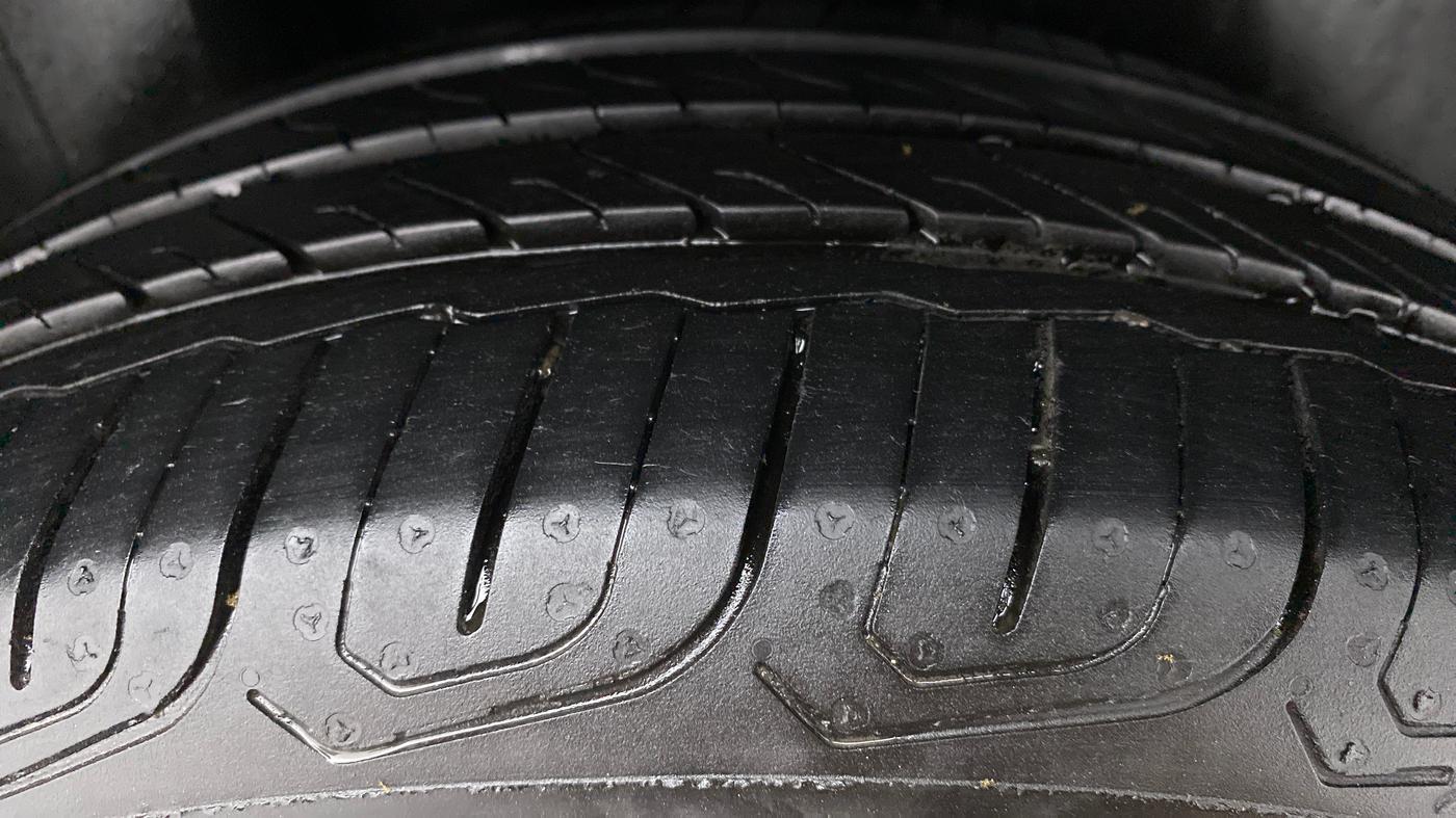 2014 Volkswagen Vento HIGHLINE 1.2 TSI AT, Petrol, Automatic, 67,995 km, Right Rear Tyre Tread