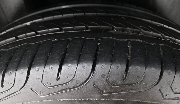 2014 Volkswagen Vento HIGHLINE 1.2 TSI AT, Petrol, Automatic, 67,995 km, Right Rear Tyre Tread
