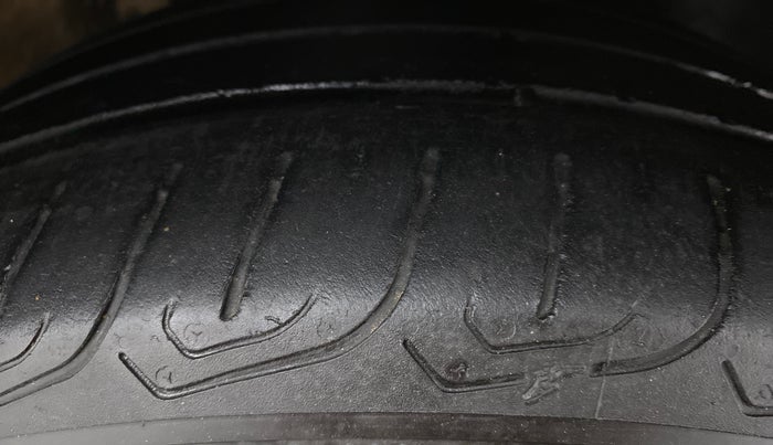 2014 Volkswagen Vento HIGHLINE 1.2 TSI AT, Petrol, Automatic, 67,995 km, Right Front Tyre Tread