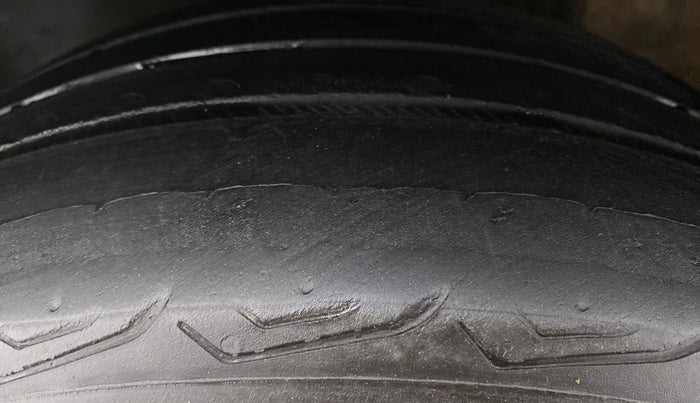 2014 Volkswagen Vento HIGHLINE 1.2 TSI AT, Petrol, Automatic, 67,995 km, Left Front Tyre Tread
