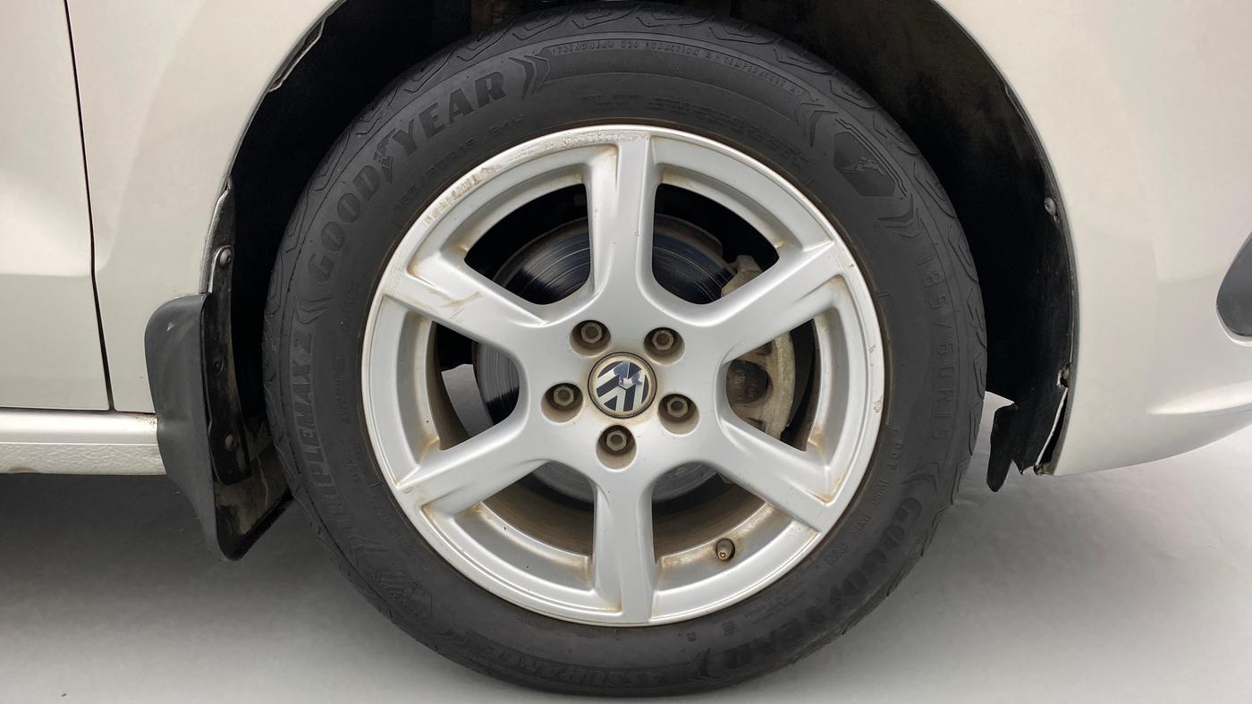 2014 Volkswagen Vento HIGHLINE 1.2 TSI AT, Petrol, Automatic, 67,995 km, Right Front Wheel