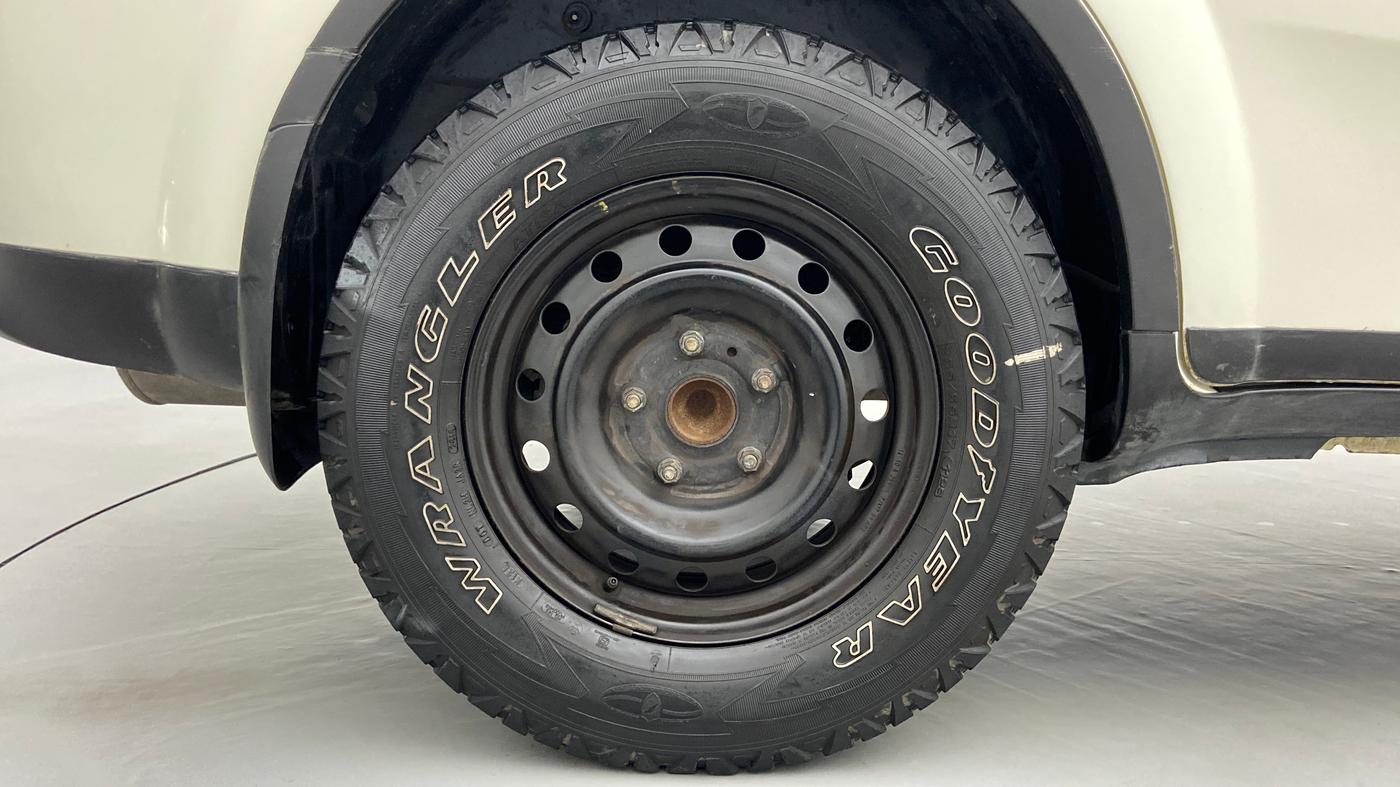 2014 Mahindra XUV500 W6 4X2, Diesel, Manual, 75,628 km, Right Rear Wheel