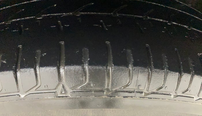 2016 Volkswagen Polo COMFORTLINE 1.2L, Petrol, Manual, 36,599 km, Left Rear Tyre Tread