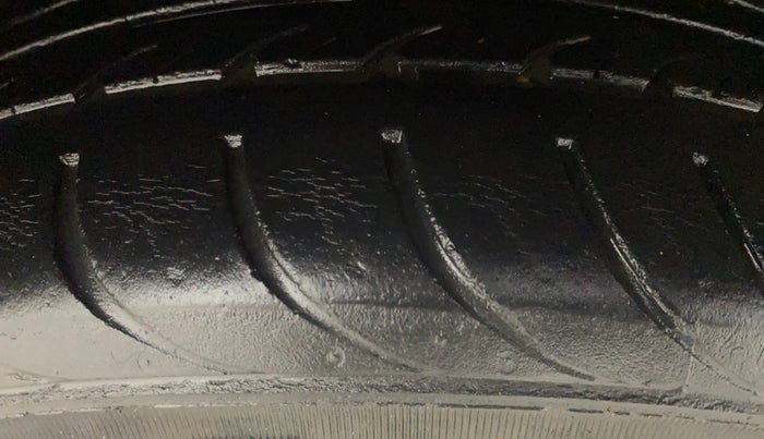 2016 Volkswagen Polo COMFORTLINE 1.2L, Petrol, Manual, 36,599 km, Right Front Tyre Tread