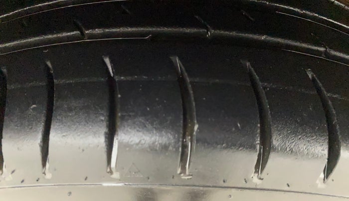 2016 Volkswagen Polo COMFORTLINE 1.2L, Petrol, Manual, 36,599 km, Left Front Tyre Tread