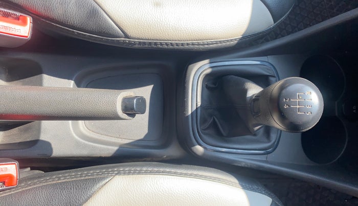 2016 Volkswagen Polo COMFORTLINE 1.2L, Petrol, Manual, 36,599 km, Gear Lever