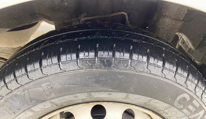 2017 Hyundai Eon ERA +, Petrol, Manual, 25,201 km, Left Rear Tyre Tread