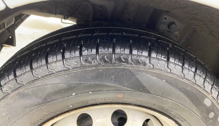 2017 Hyundai Eon ERA +, Petrol, Manual, 25,201 km, Right Rear Tyre Tread