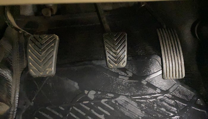 2017 Hyundai Eon ERA +, Petrol, Manual, 25,201 km, Pedals