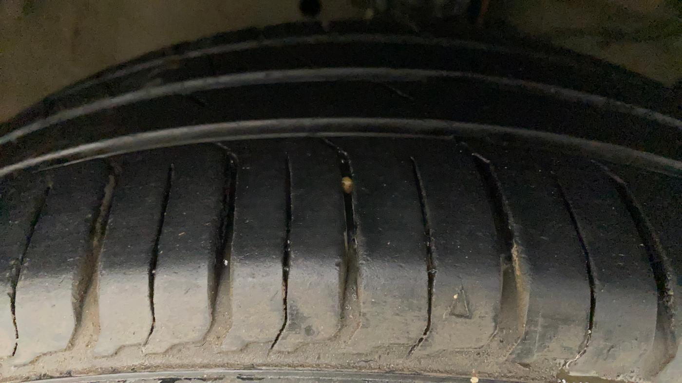 2017 Maruti Ciaz ZETA 1.4  AT PETROL, Petrol, Automatic, 92,127 km, Right Front Tyre Tread