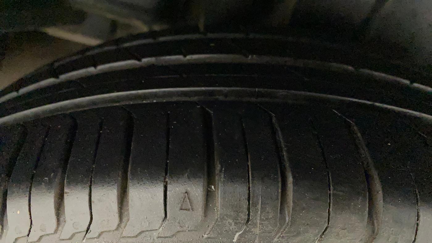 2017 Maruti Ciaz ZETA 1.4  AT PETROL, Petrol, Automatic, 92,127 km, Right Rear Tyre Tread