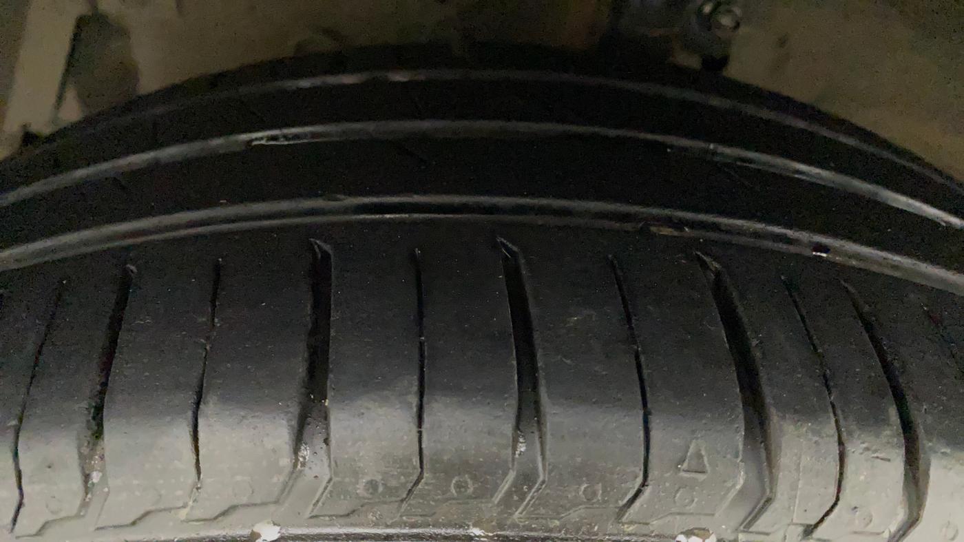 2017 Maruti Ciaz ZETA 1.4  AT PETROL, Petrol, Automatic, 92,127 km, Left Front Tyre Tread