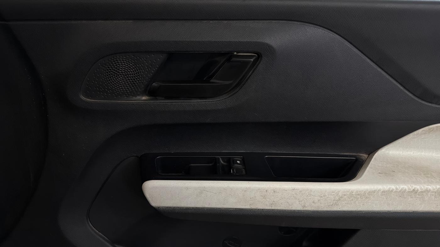 2022 Tata PUNCH PURE MT, Petrol, Manual, 84,154 km, Driver Side Door Panels Control