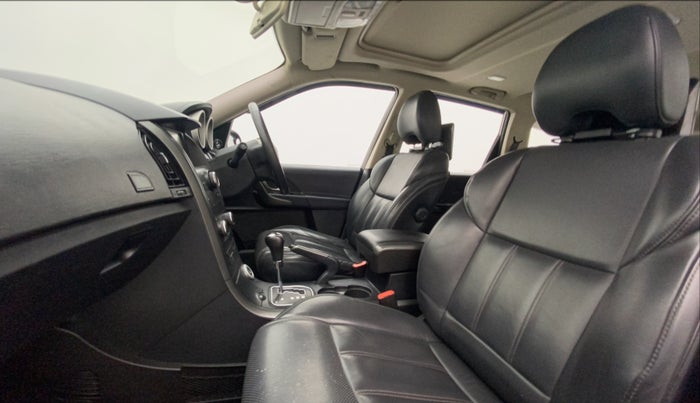 2017 Mahindra XUV500 W10 AT, Diesel, Automatic, 63,598 km, Right Side Front Door Cabin