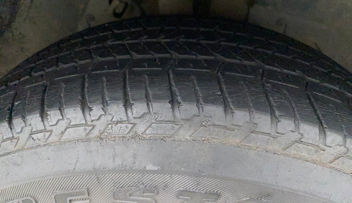 2017 Mahindra XUV500 W10 AT, Diesel, Automatic, 63,598 km, Right Front Tyre Tread