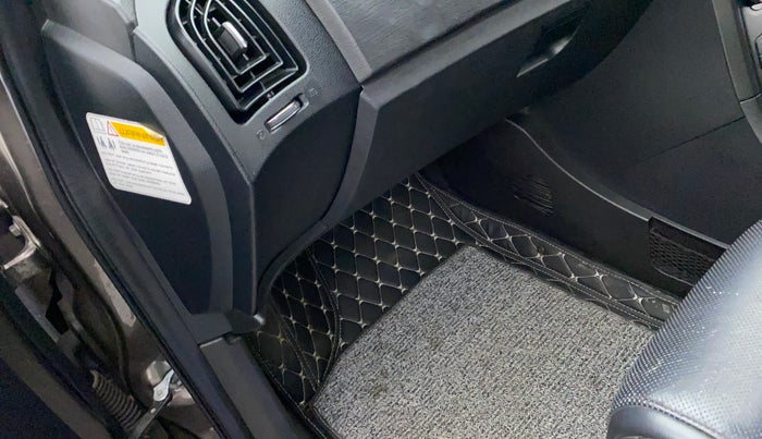 2017 Mahindra XUV500 W10 AT, Diesel, Automatic, 63,598 km, Dashboard - Cup holder not working