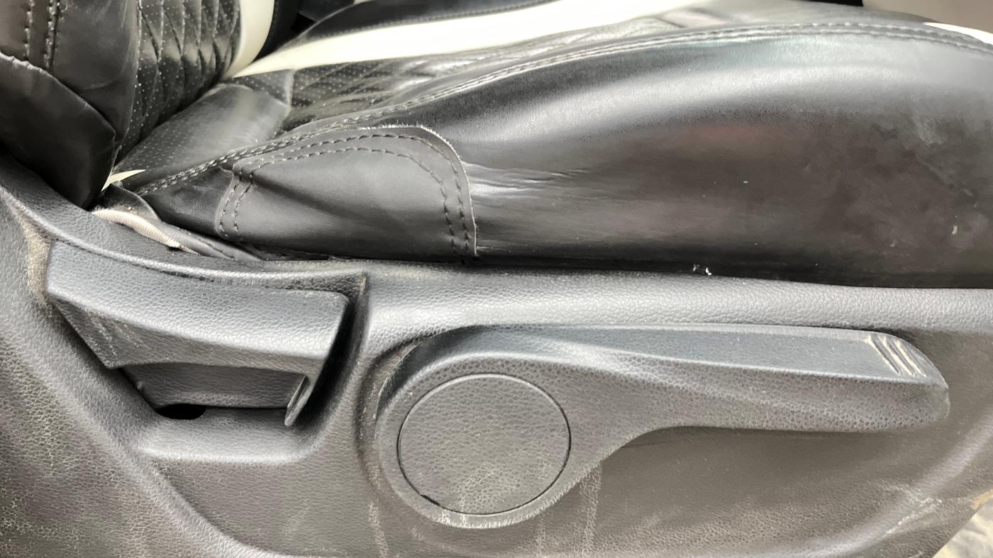 2021 Mahindra XUV300 W8 1.2 PETROL, Petrol, Manual, 52,717 km, Driver Side Adjustment Panel
