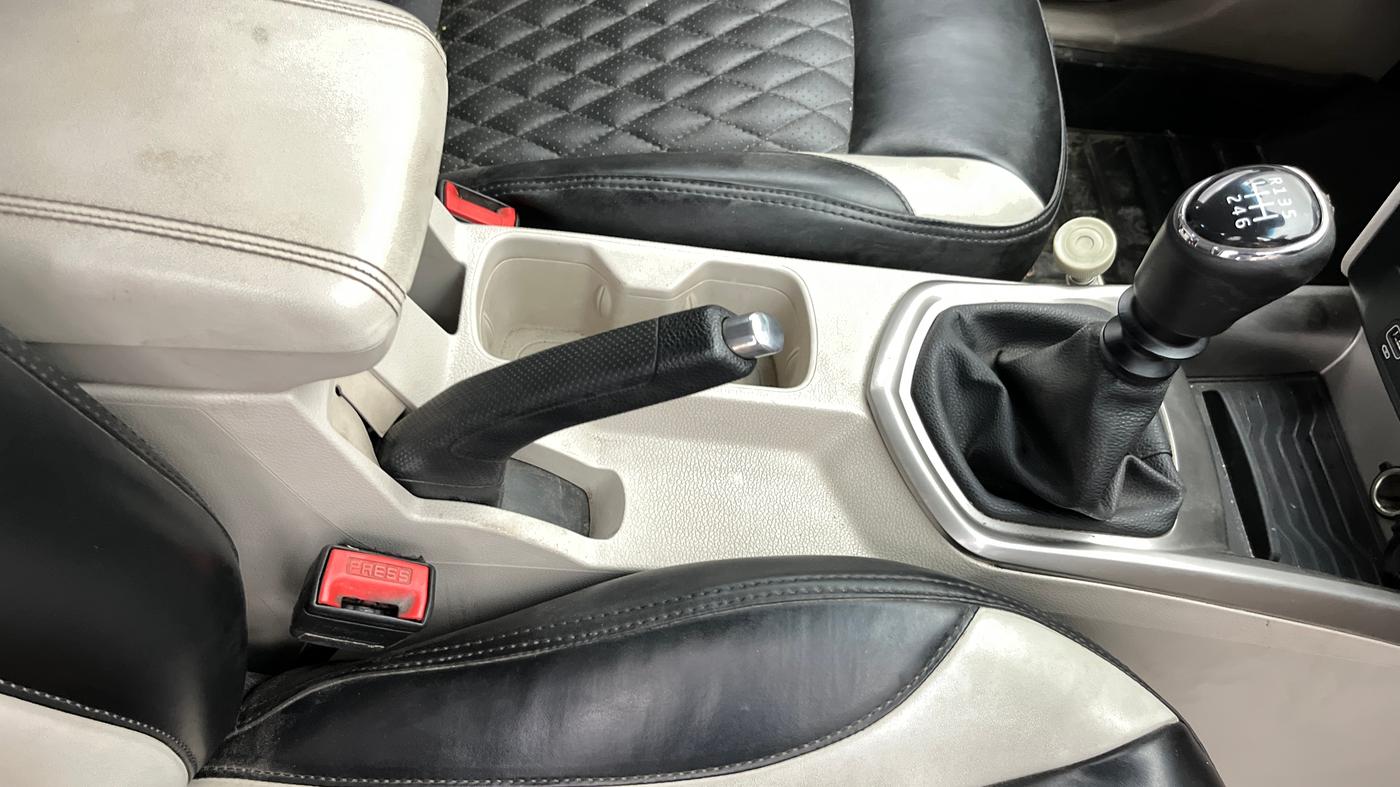 2021 Mahindra XUV300 W8 1.2 PETROL, Petrol, Manual, 52,717 km, Gear Lever