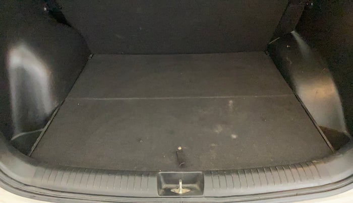 2017 Hyundai Creta E PLUS 1.6 PETROL, Petrol, Manual, 72,550 km, Boot Inside