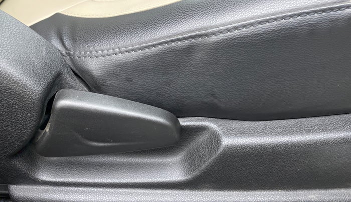 2020 Renault Kwid RXT 1.0 AMT (O), Petrol, Automatic, 9,556 km, Driver Side Adjustment Panel